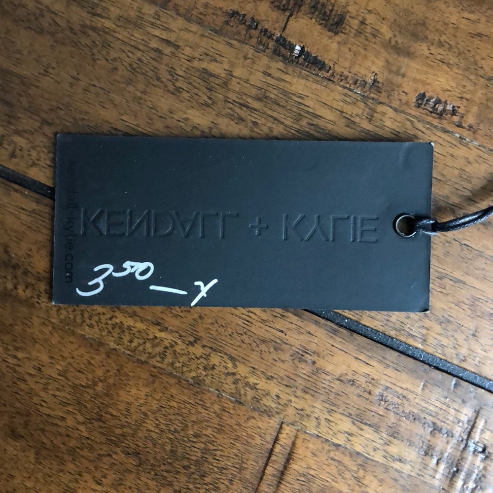 Kendall + Kylie Key Chain - Picture 7 of 8